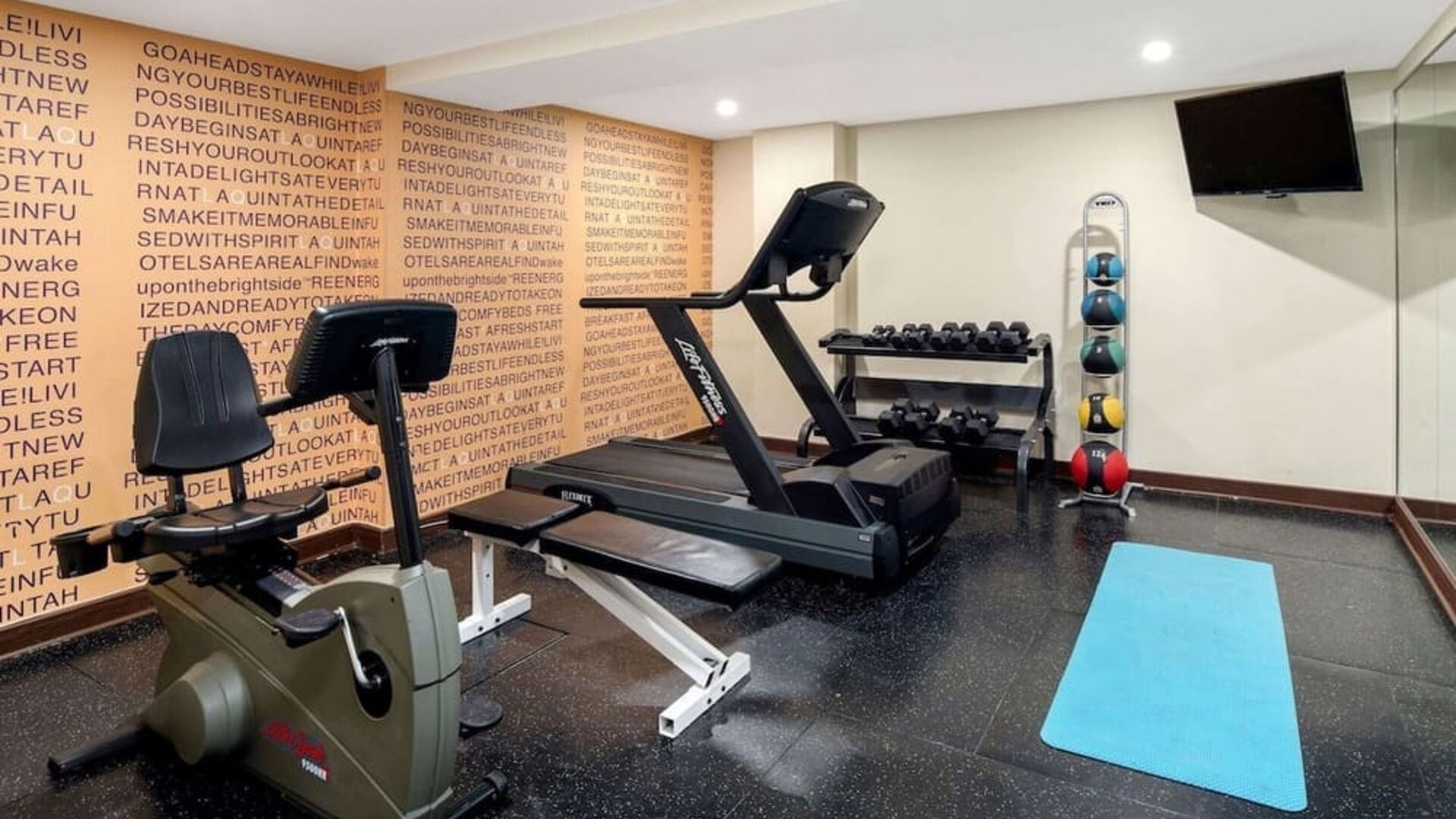 Fully equipped fitness center at La Quinta Inn & Suites By Wyndham Oshawa.