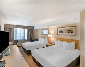 Day use twin room with TV, work desk and private bathroom at Quality Hotel & Suites Montreal East.