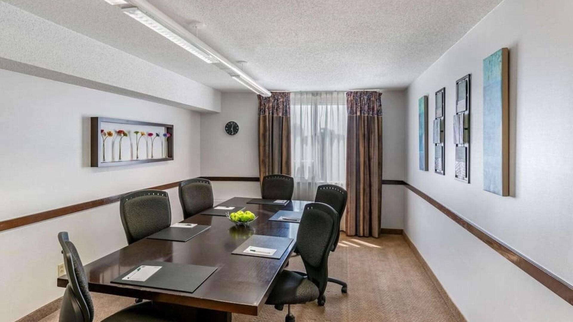 Professional meeting room at Quality Hotel & Suites Montreal East.