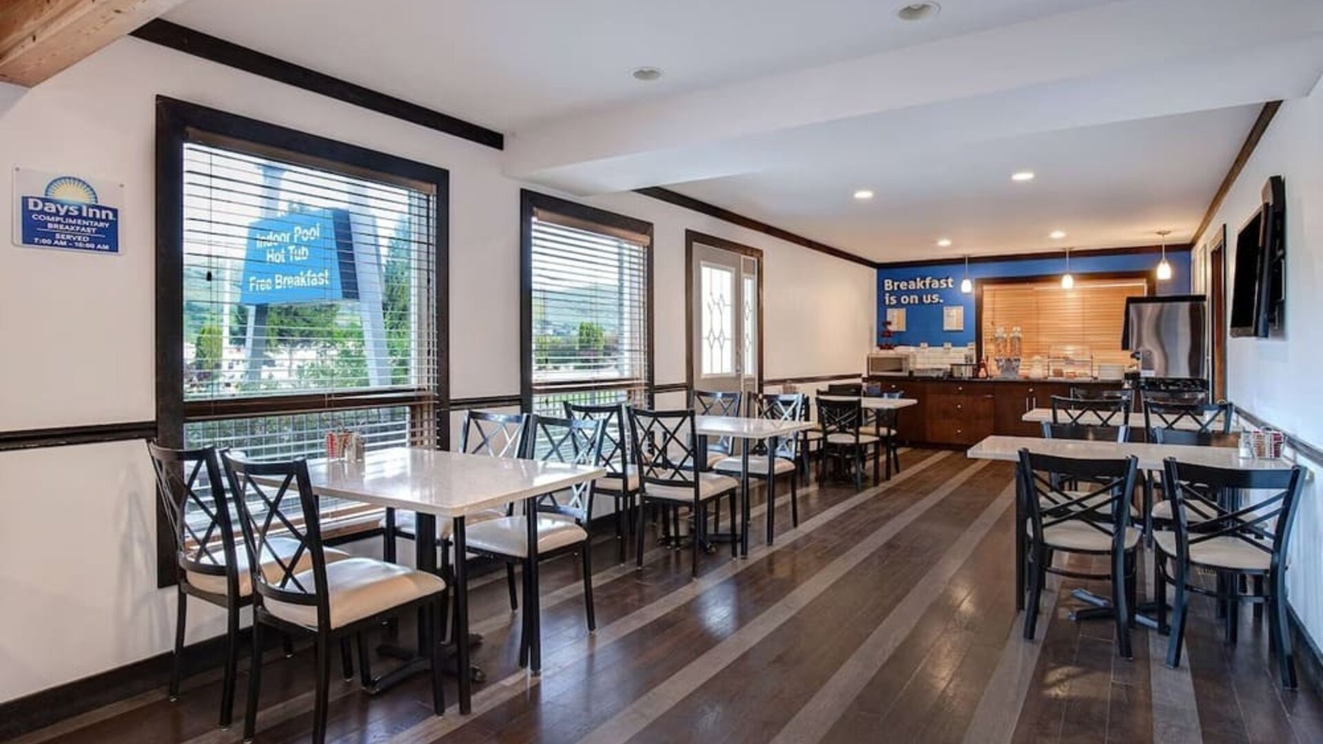 Dining area at Days Inn Vernon.