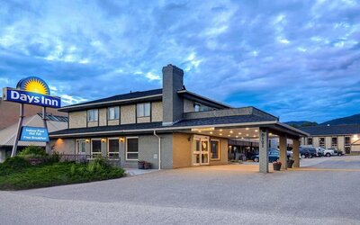 Hotel exterior and parking area at Days Inn Vernon.