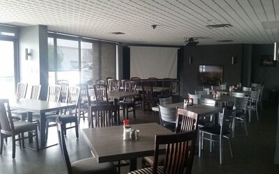 Restaurant area suitable for meetings at Riviera Motor Inn.