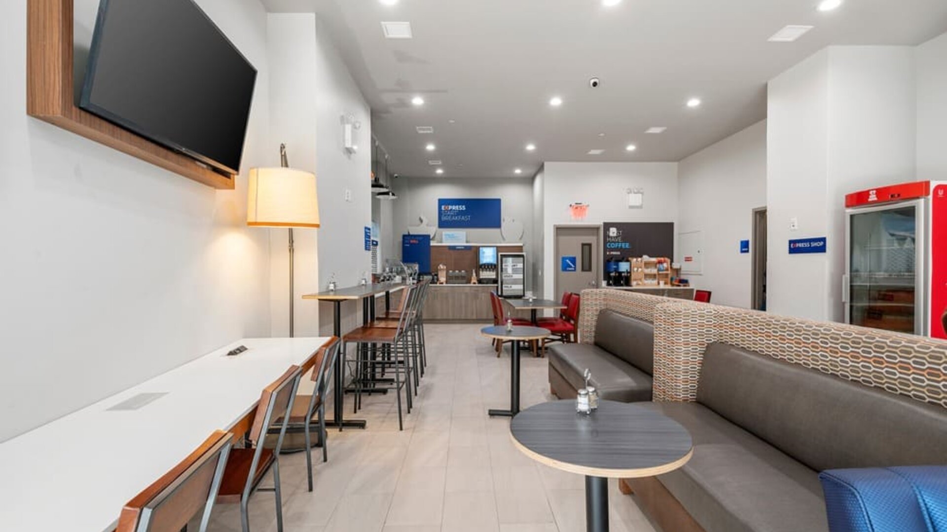 Dining and coworking space at Holiday Inn Express & Suites Bronx.