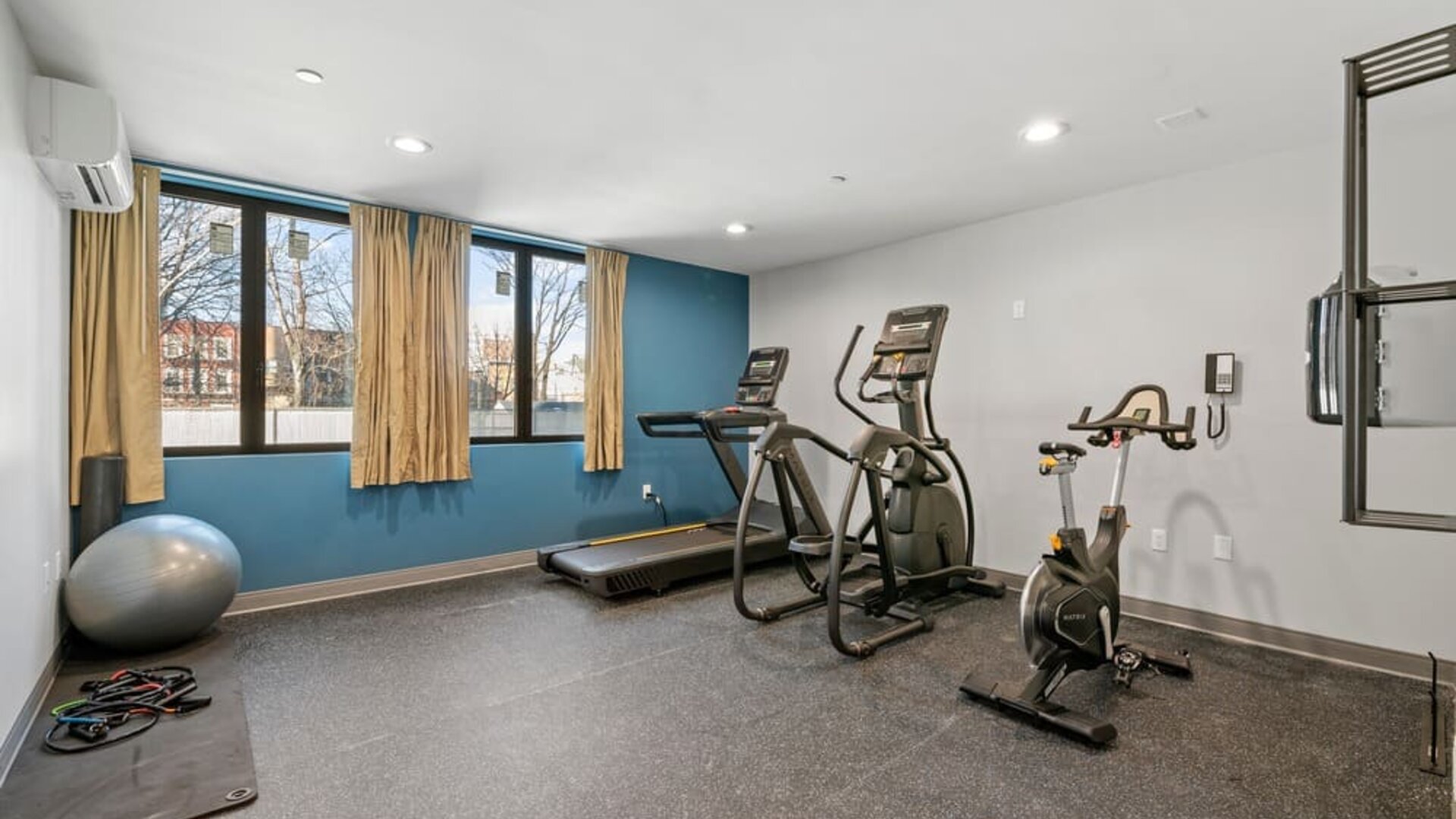 Fitness center at Holiday Inn Express & Suites Bronx.