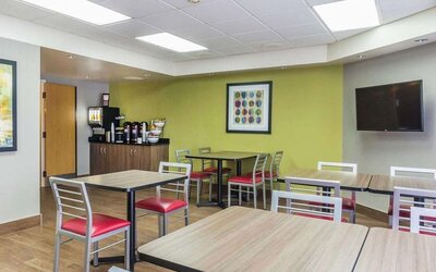 Dining area at Comfort Inn Thetford Mines.