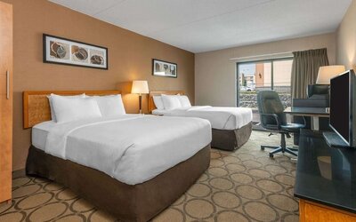 Day use twin room with work desk at Comfort Inn Simcoe.