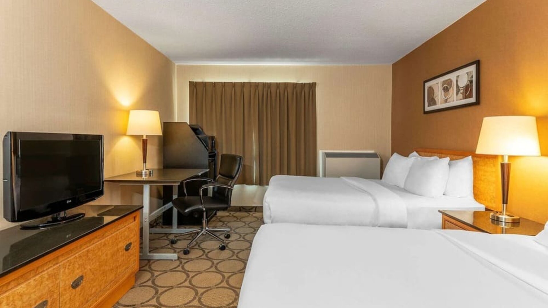 Day use twin room with TV, work desk and private bathroom at Comfort Inn Sept-Iles. 