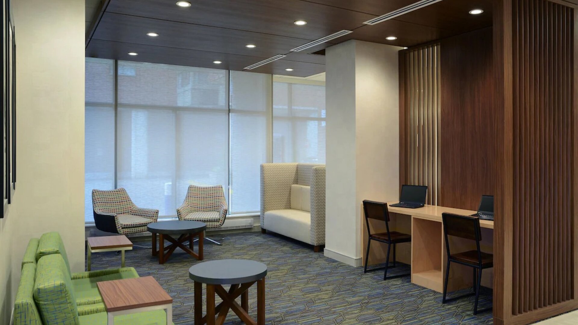 Lobby lounge with workspace at Holiday Inn Express Toronto Downtown.