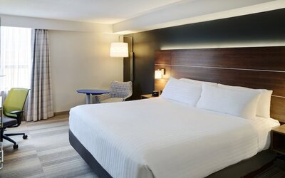 Day use toom with sofa, work desk and private bathroom at Holiday Inn Express Toronto Downtown.