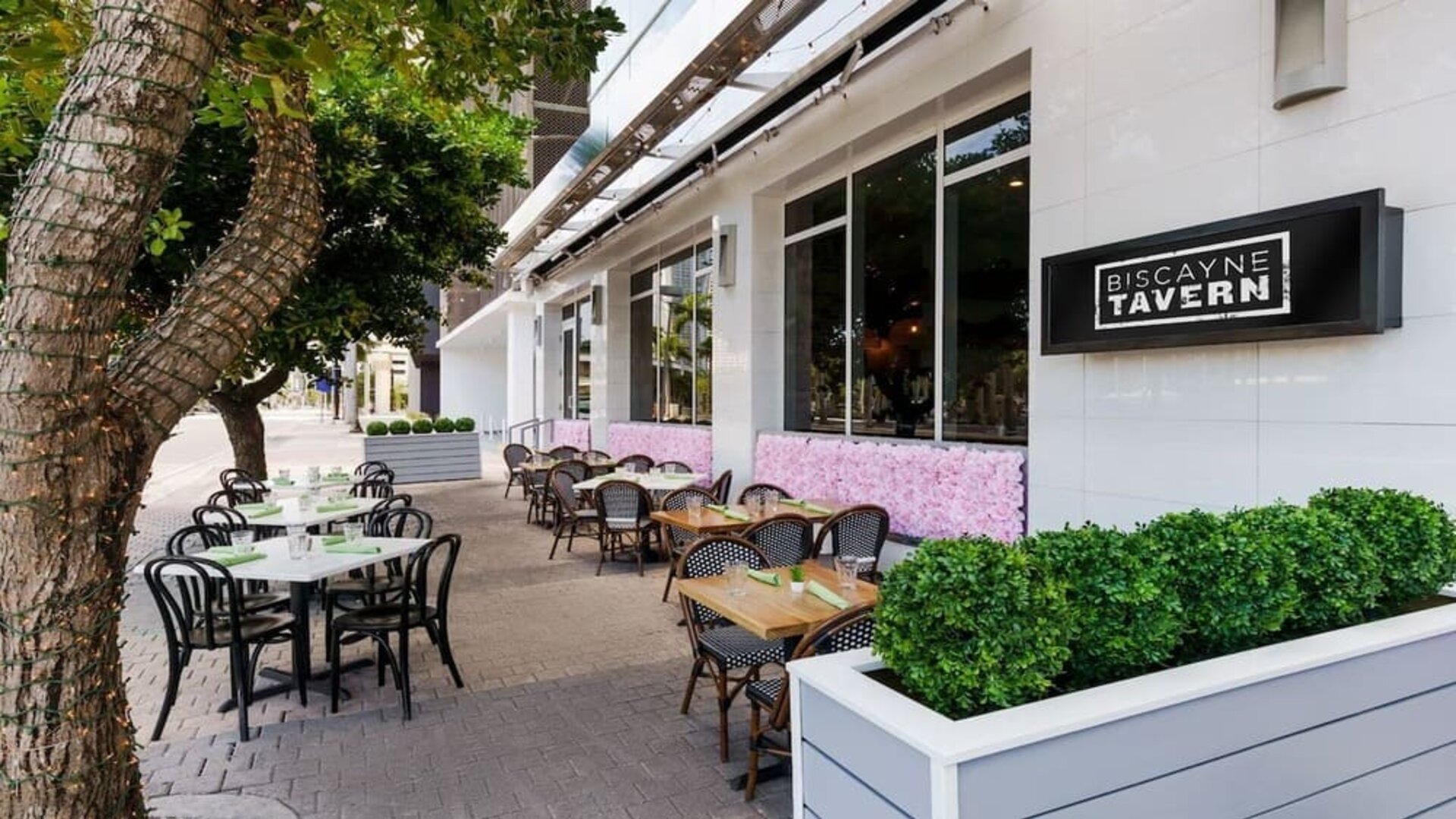 Alfresco dining perfect for coworking at YVE Hotel Miami.