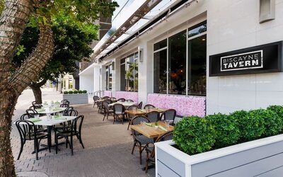 Alfresco dining perfect for coworking at YVE Hotel Miami.
