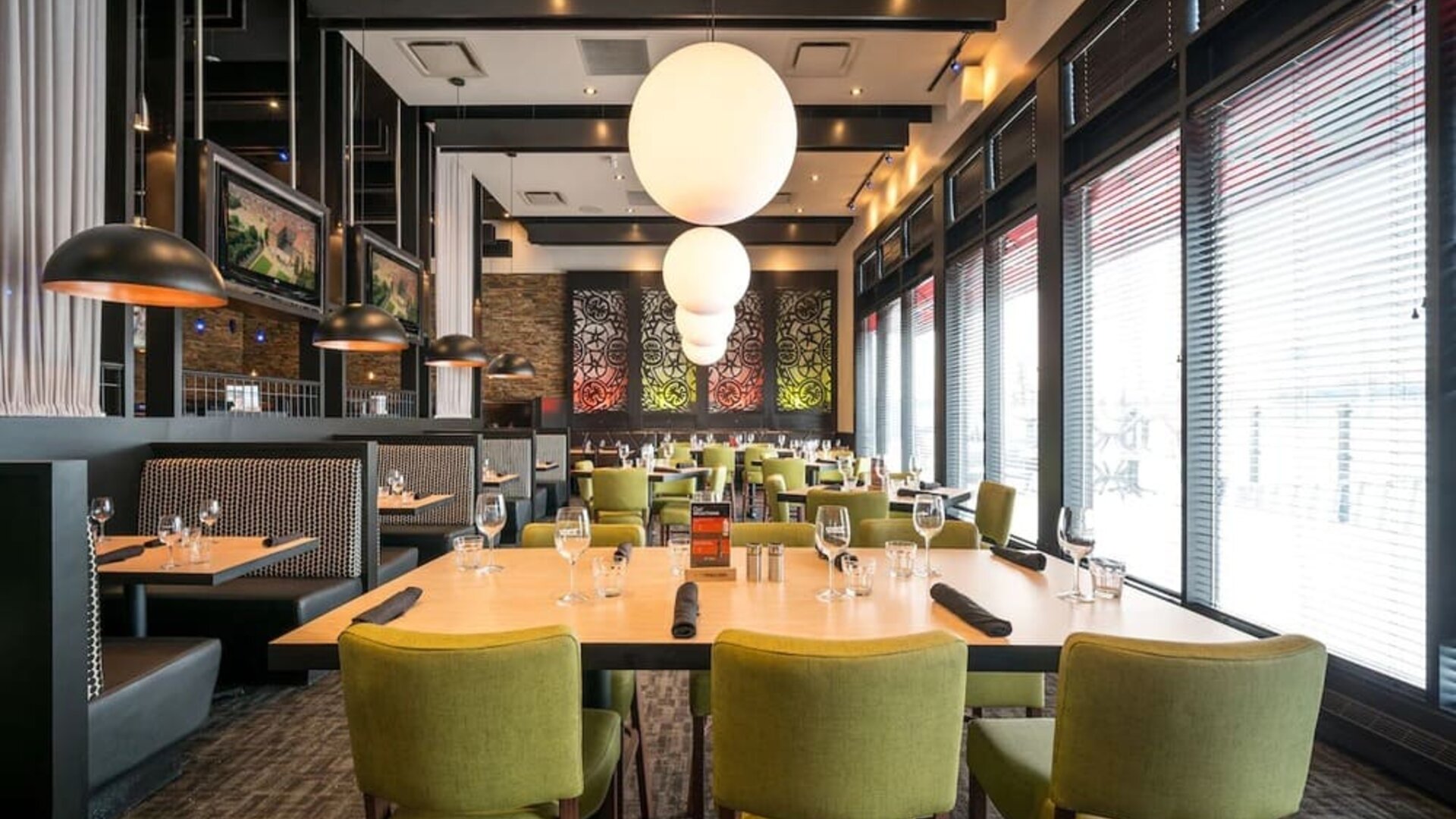 Restaurant area at Acclaim Hotel Calgary Airport.