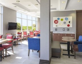 Restaurant area with comfortable seating perfect for co-working at Holiday Inn Express & Suites North Bay.