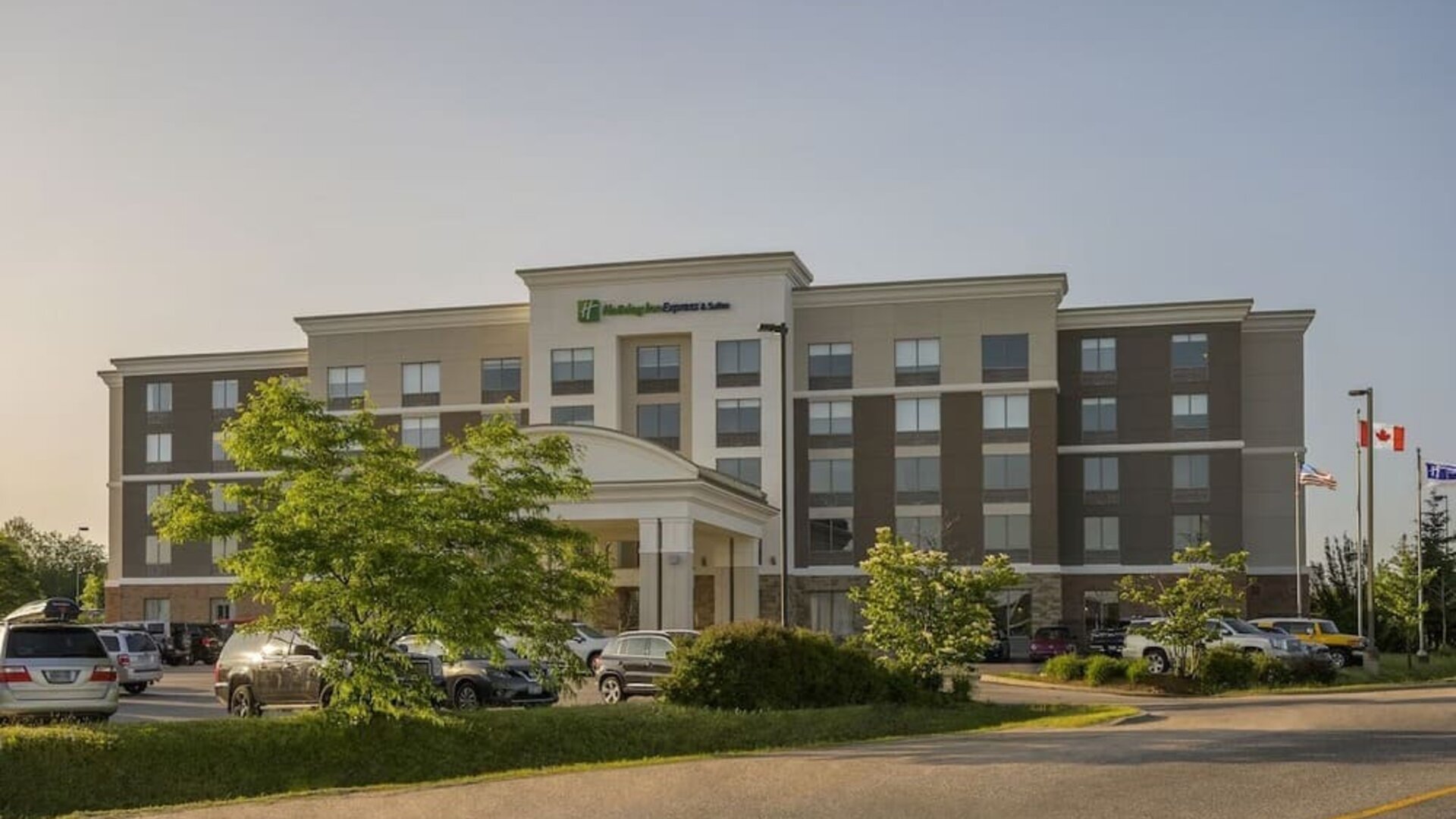 Hotel exterior with parking area at Holiday Inn Express & Suites North Bay.
