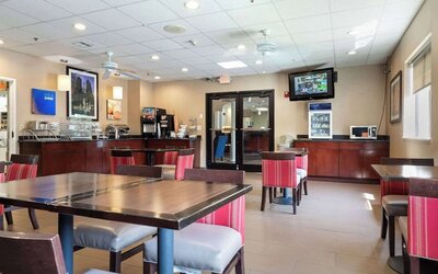 Dining area perfect for coworking at Comfort Suites Lombard - Addison.