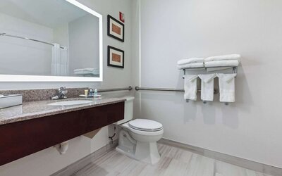 Guest bathroom with shower at Comfort Suites Lombard - Addison.
