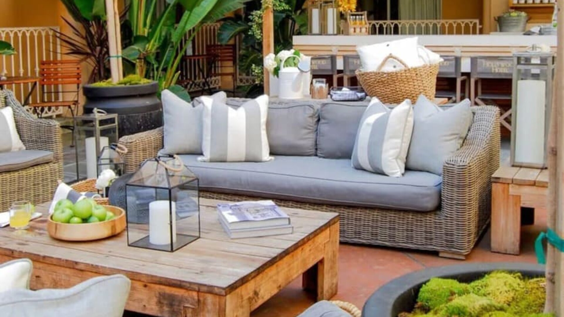 Outdoor seats in veranda at Hollywood Hotel.