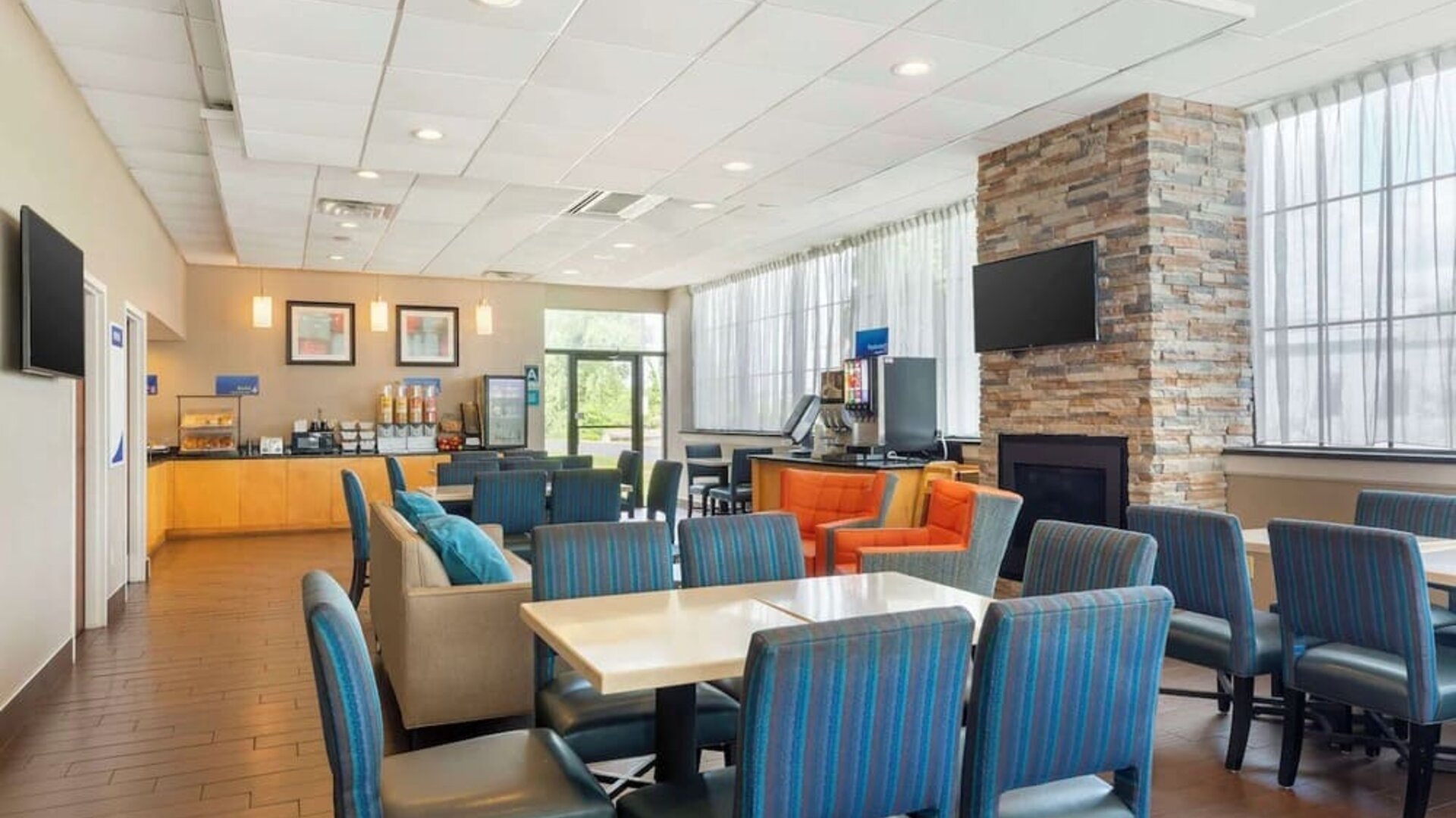 Dining area perfect for coworking at Best Western Hartford Hotel & Suites.