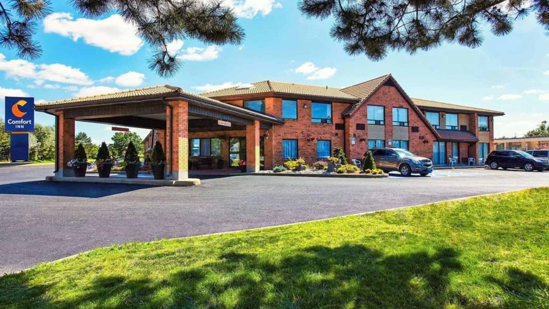 Hotel exterior and parking area at Comfort Inn Yarmouth.