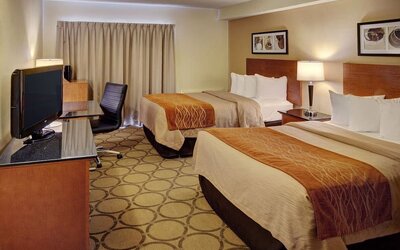 Day use twin room with work desk at Comfort Inn Yarmouth.