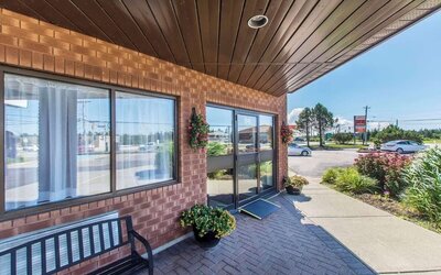 Hotel entrance at Comfort Inn Yarmouth.