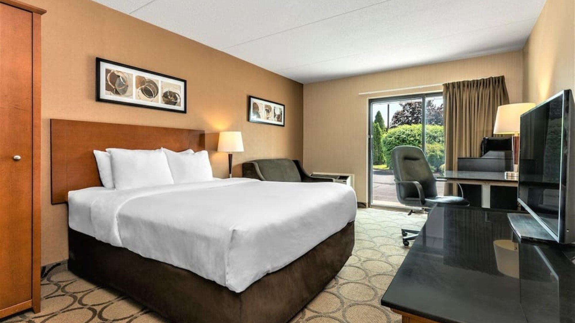 Day use room with TV, sofa, work desk and private bathroom at Comfort Inn Winnipeg II South.