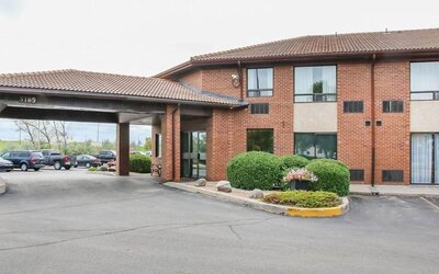 Hotel exterior and parking area at Comfort Inn Winnipeg II South.