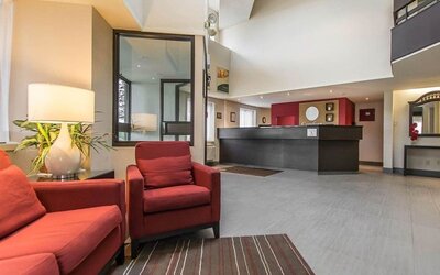 Lobby lounge at Comfort Inn Val D'or. 