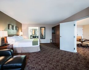 Day use room with living area at Holiday Inn Express Rolling Meadows-Schaumburg.

