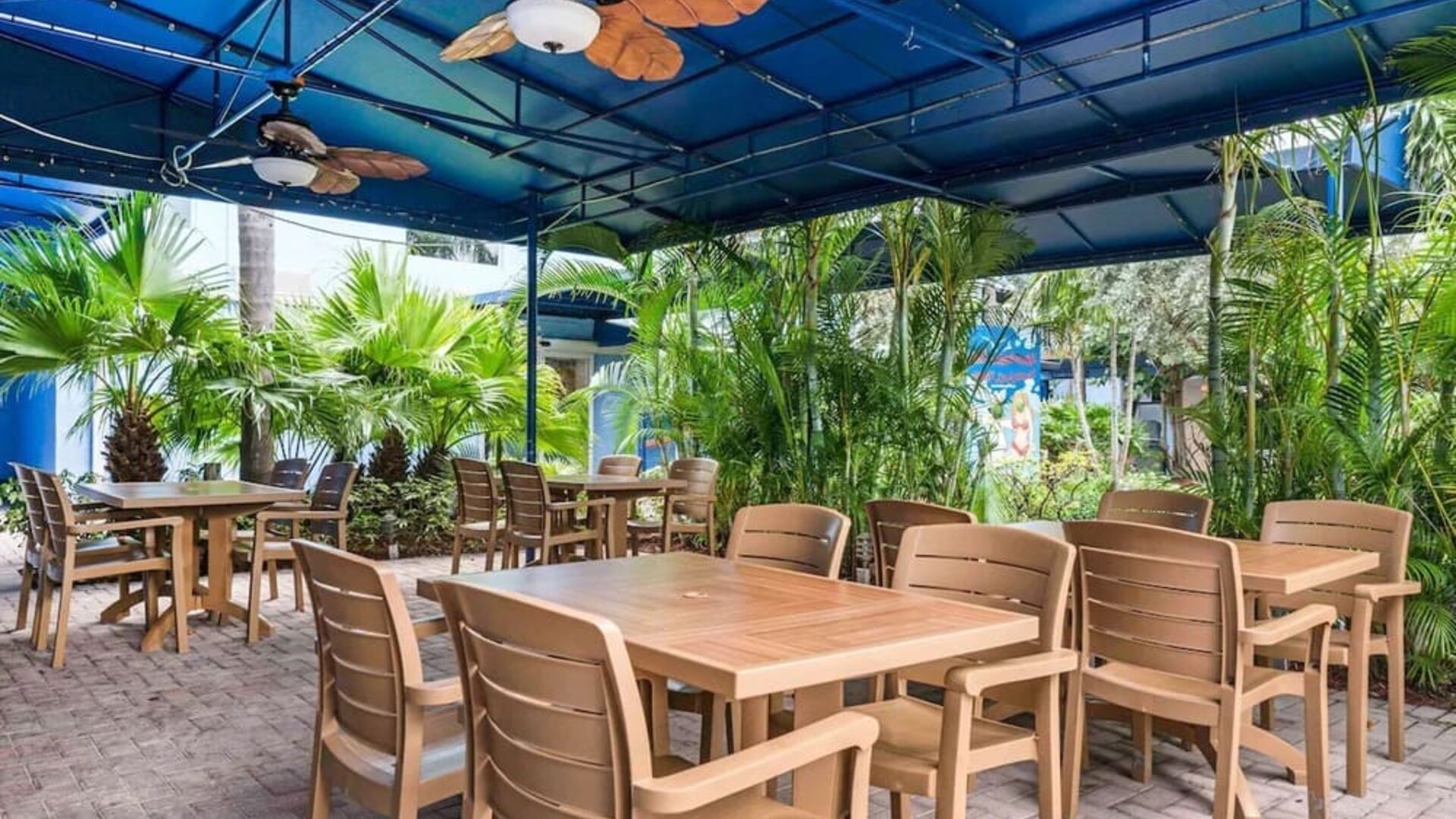 Al fresco dining at Rodeway Inn & Suites Fort Lauderdale Airport & Cruise Port.