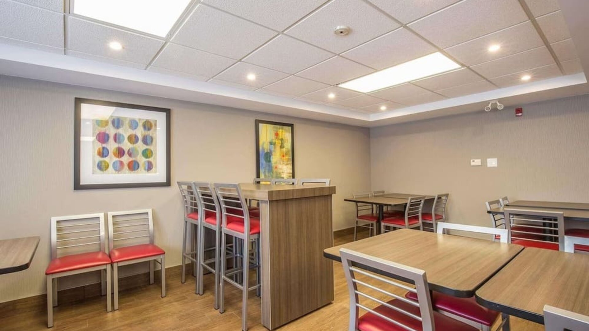 Dining area perfect for co-working at Comfort Inn Pickering.