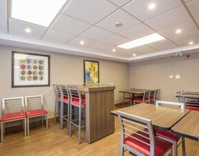 Dining area perfect for co-working at Comfort Inn Pickering.