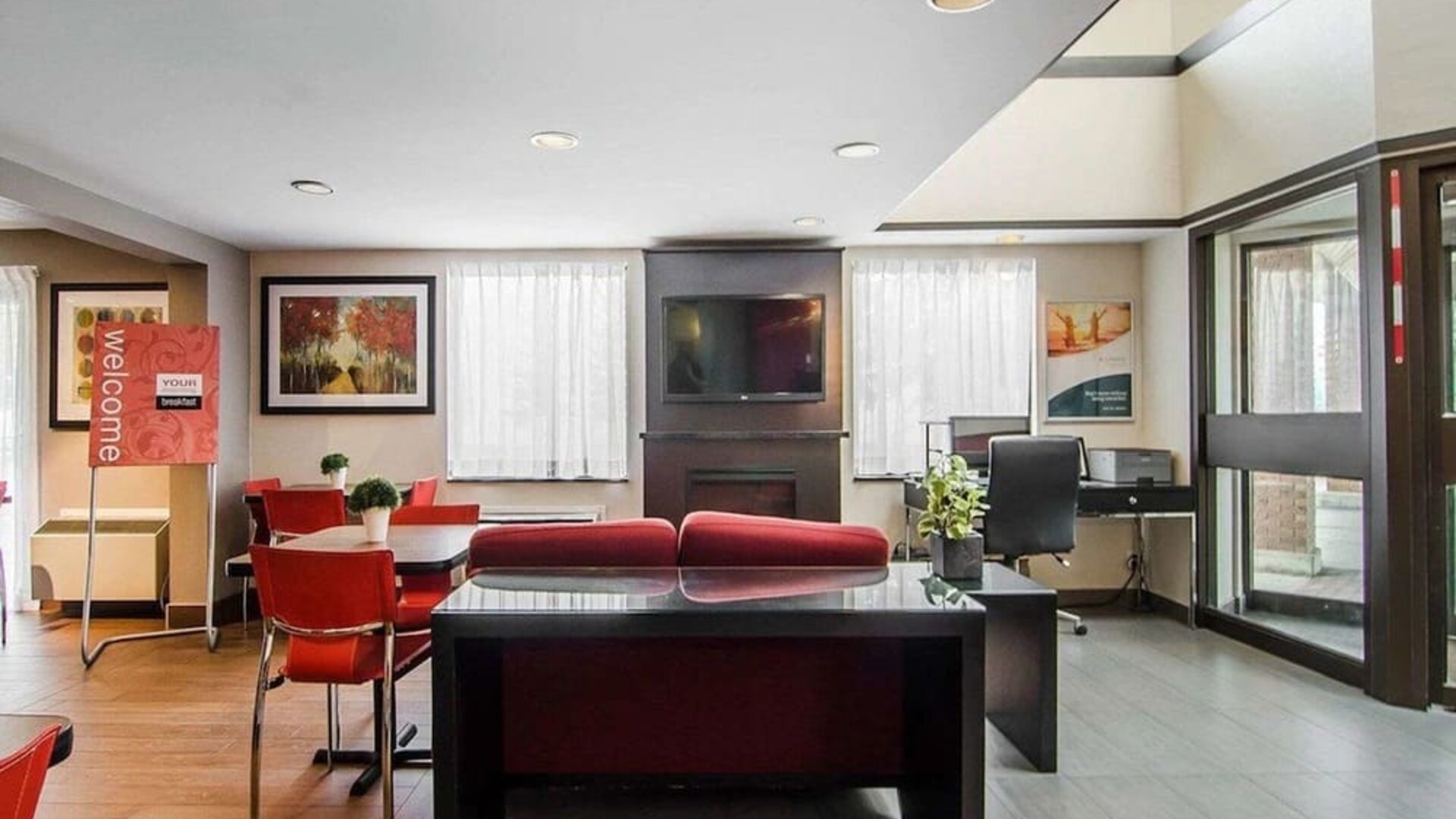 Hotel lobby with workspace at Comfort Inn Prince Albert.