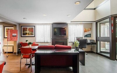 Hotel lobby with workspace at Comfort Inn Prince Albert.