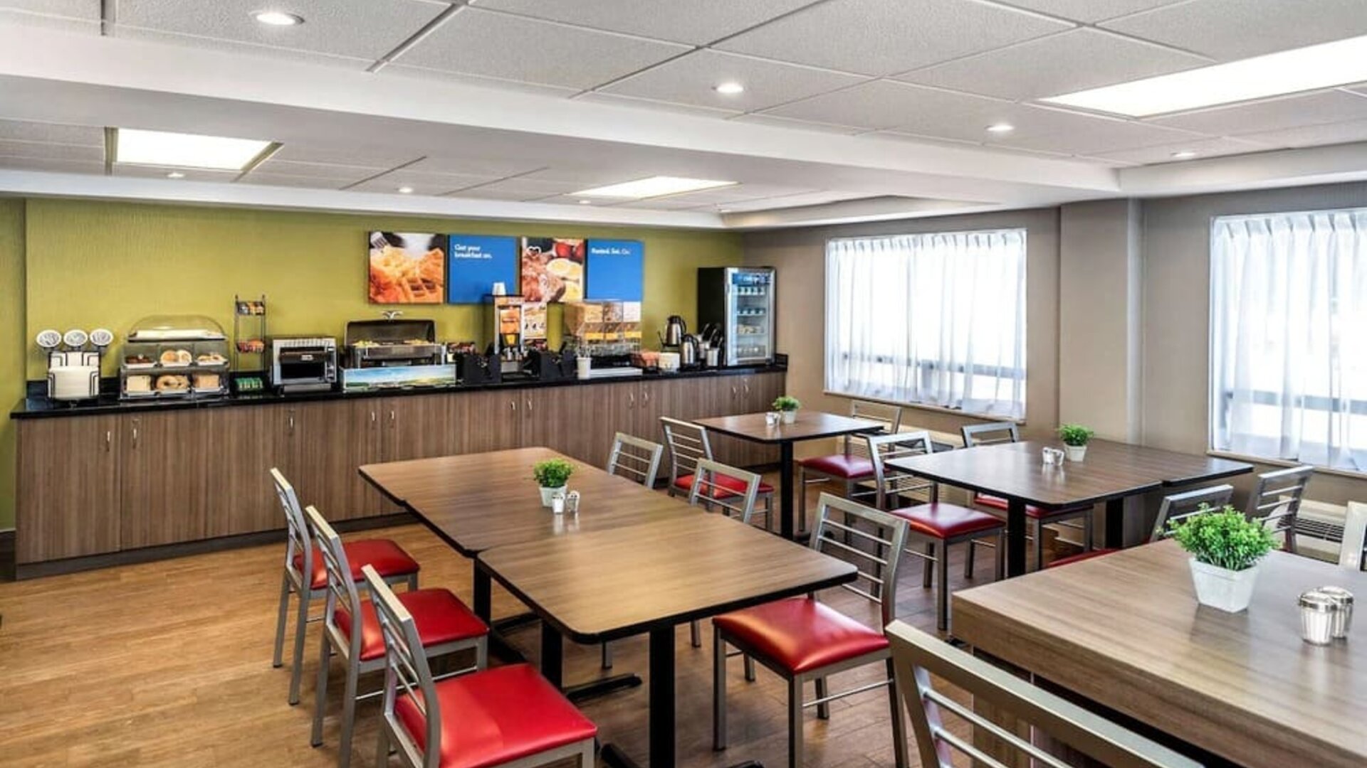 Bright and spacious dining area, perfect for co-working at Comfort Inn Prince Albert.