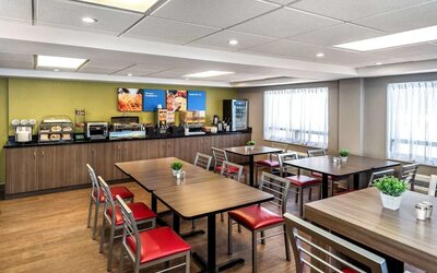 Bright and spacious dining area, perfect for co-working at Comfort Inn Prince Albert.