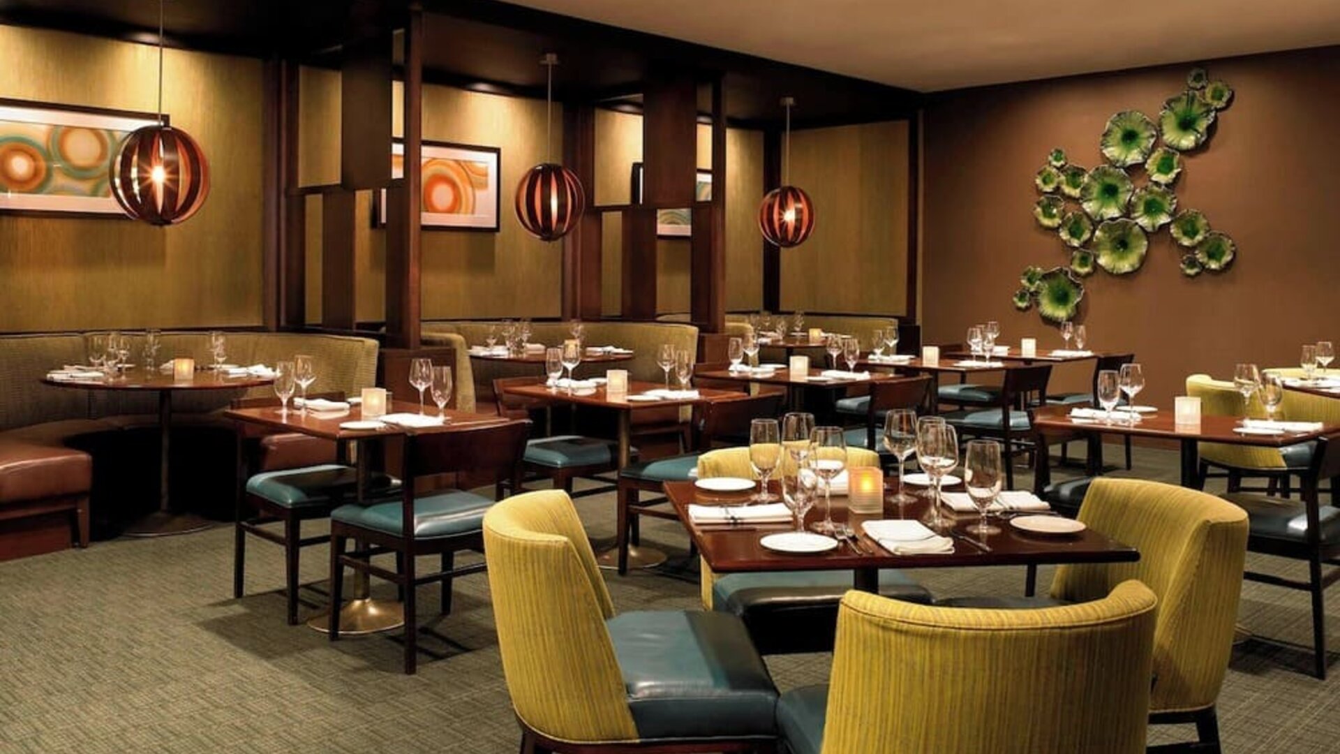 Dining area perfect for coworking at The Westin SFO Airport.