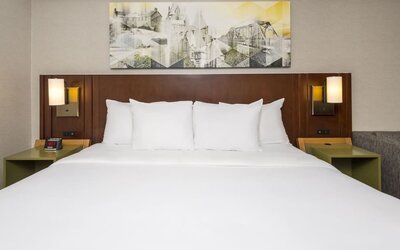 King bed at Comfort Inn Newmarket.