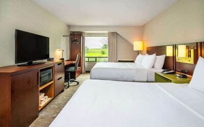 Day use twin room with TV, work desk and private bathroom at Comfort Inn Newmarket.