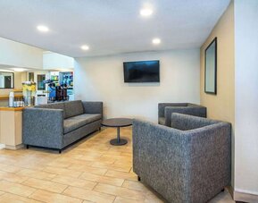 Lobby lounge at Comfort Inn Kingston HWY 401.