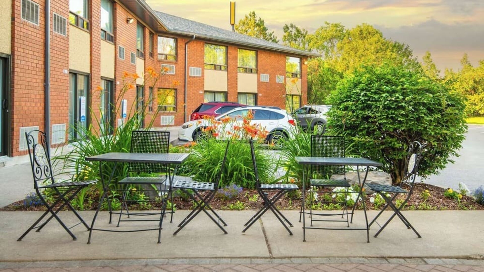 Outdoor sitting area at Comfort Inn Kingston HWY 401.