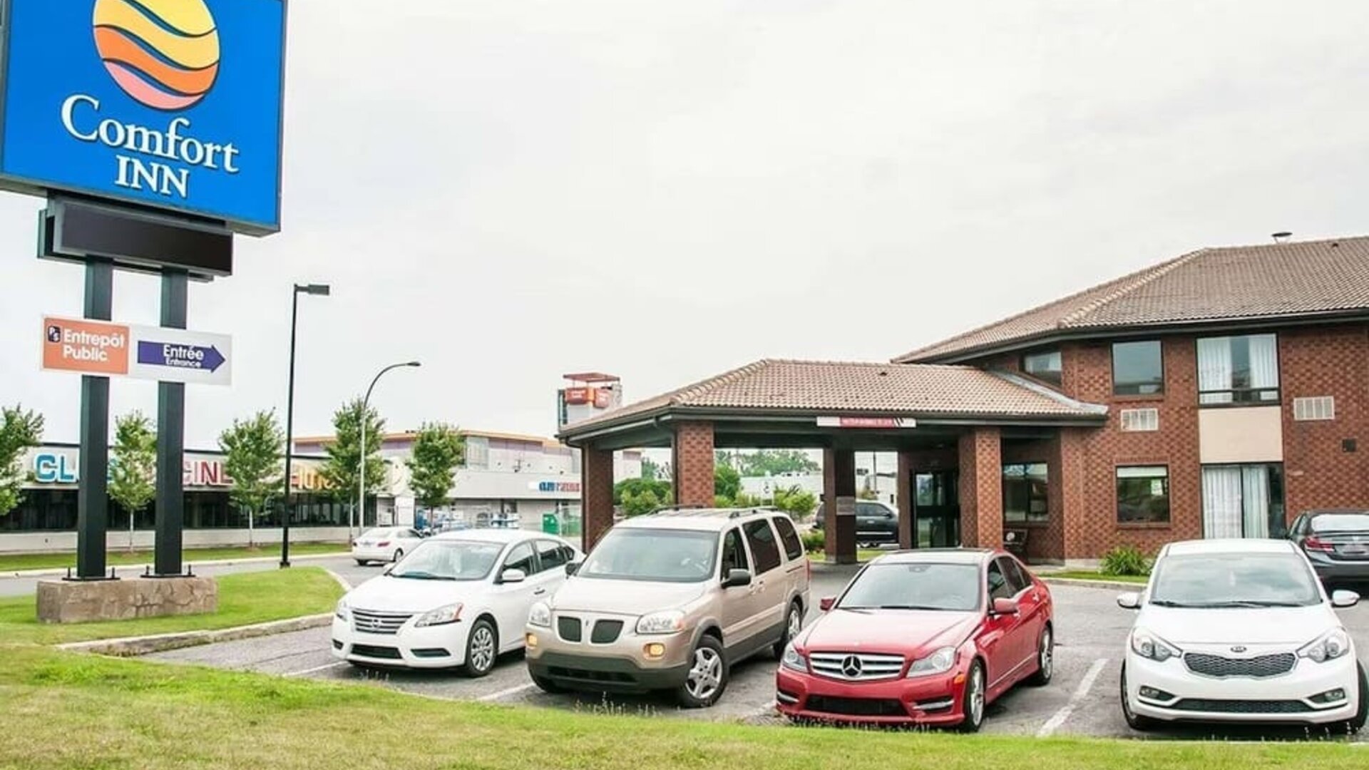 Hotel entrance and parking area at Comfort Inn Laval.