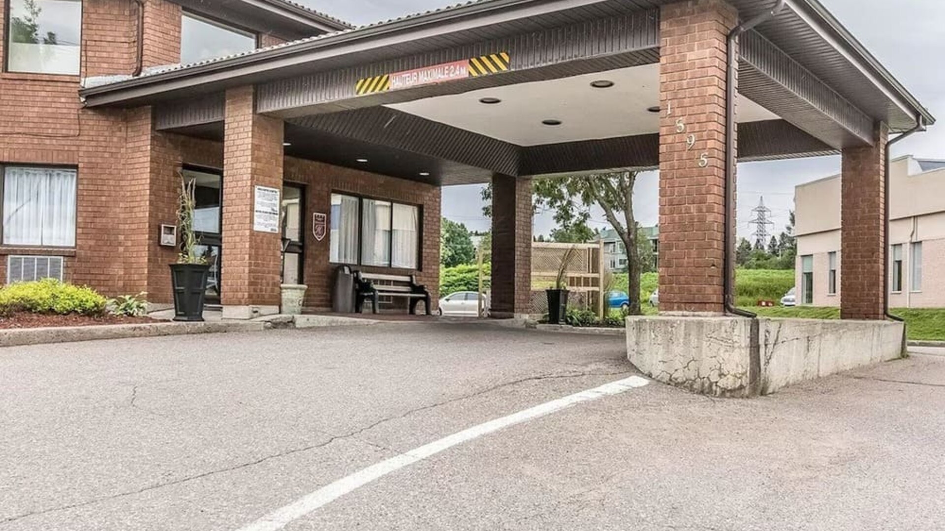 Hotel entrance at Comfort Inn Chicoutimi.