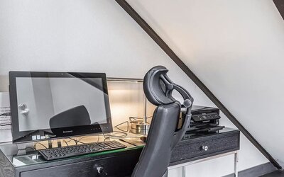 Business center with computer, printer and ergonomic chair at Comfort Inn Chicoutimi.