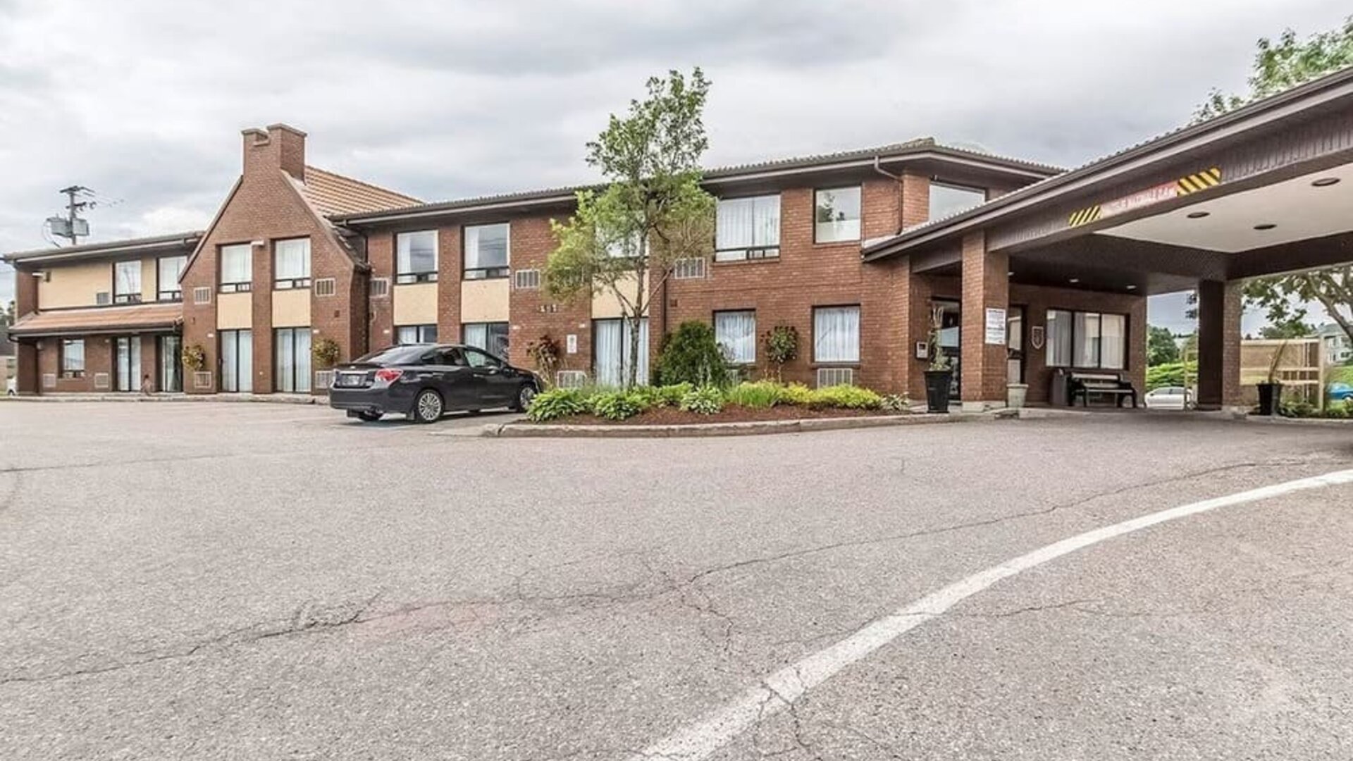 Hotel exterior and parking area at Comfort Inn Chicoutimi.