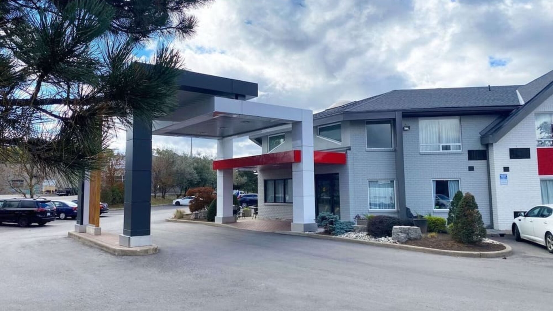 Hotel entrance and parking area at Comfort Inn Hamilton.