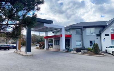 Hotel entrance and parking area at Comfort Inn Hamilton.