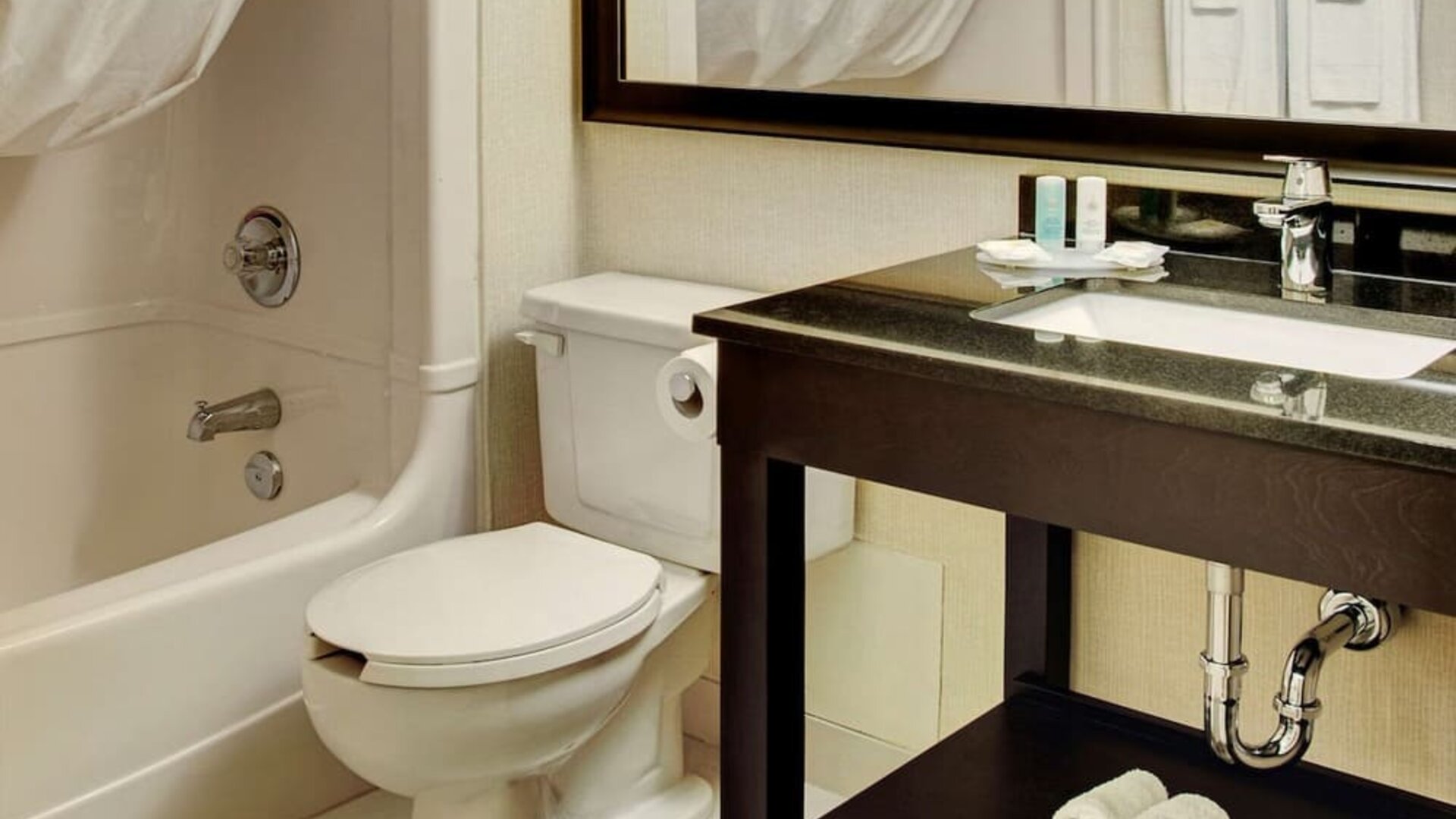 Guest bathroom with tub and free toiletries at Comfort Inn Drummondville.