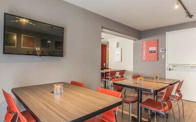Dining area with comfortable seating at Comfort Inn Drummondville.