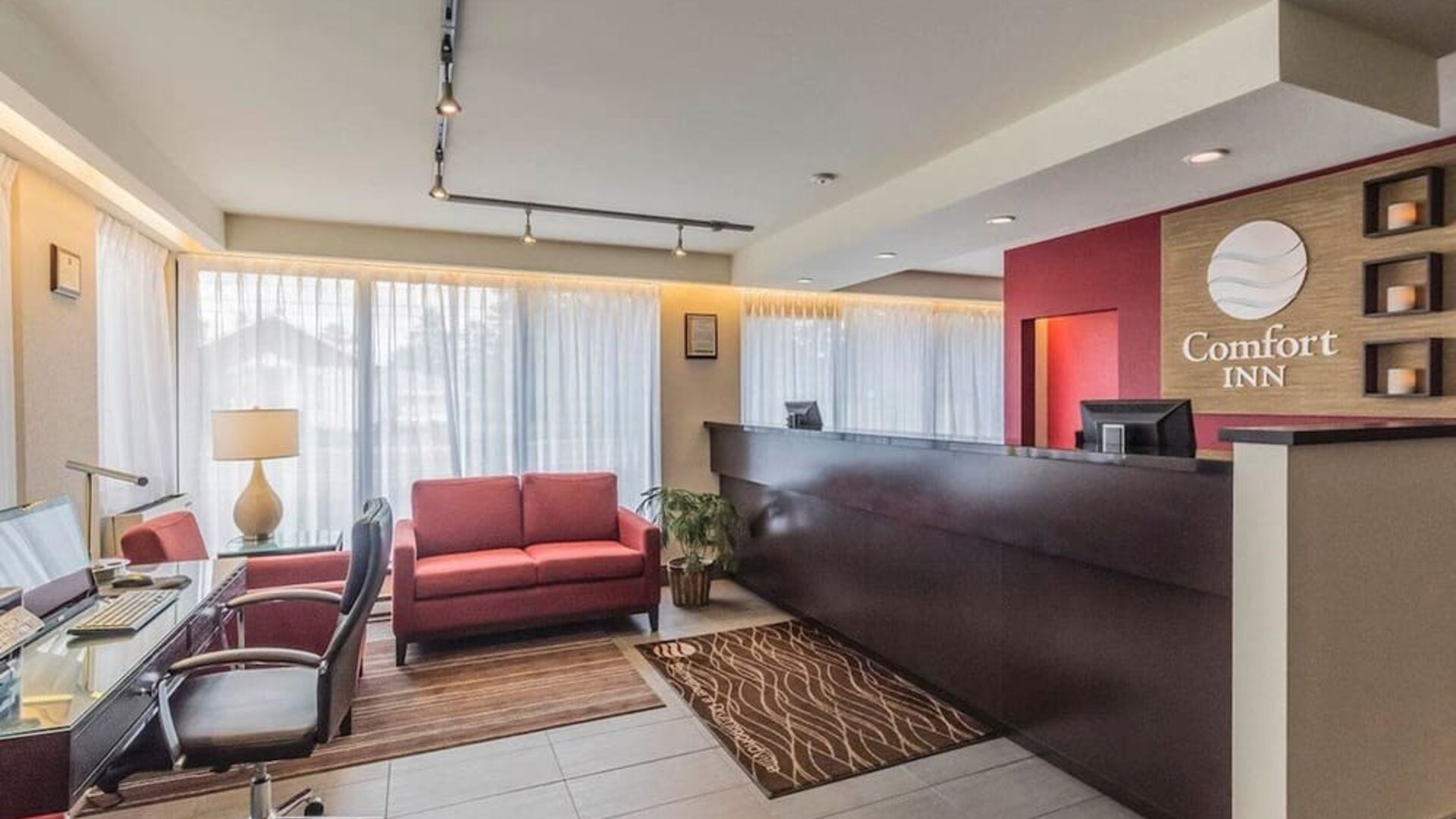 Lobby lounge with workspace at Comfort Inn Drummondville.